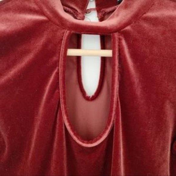 {SOLD} MODCLOTH | Vintage Red Velvet Long Sleeve Keyhole Bodysuit - Picture 6 of 7